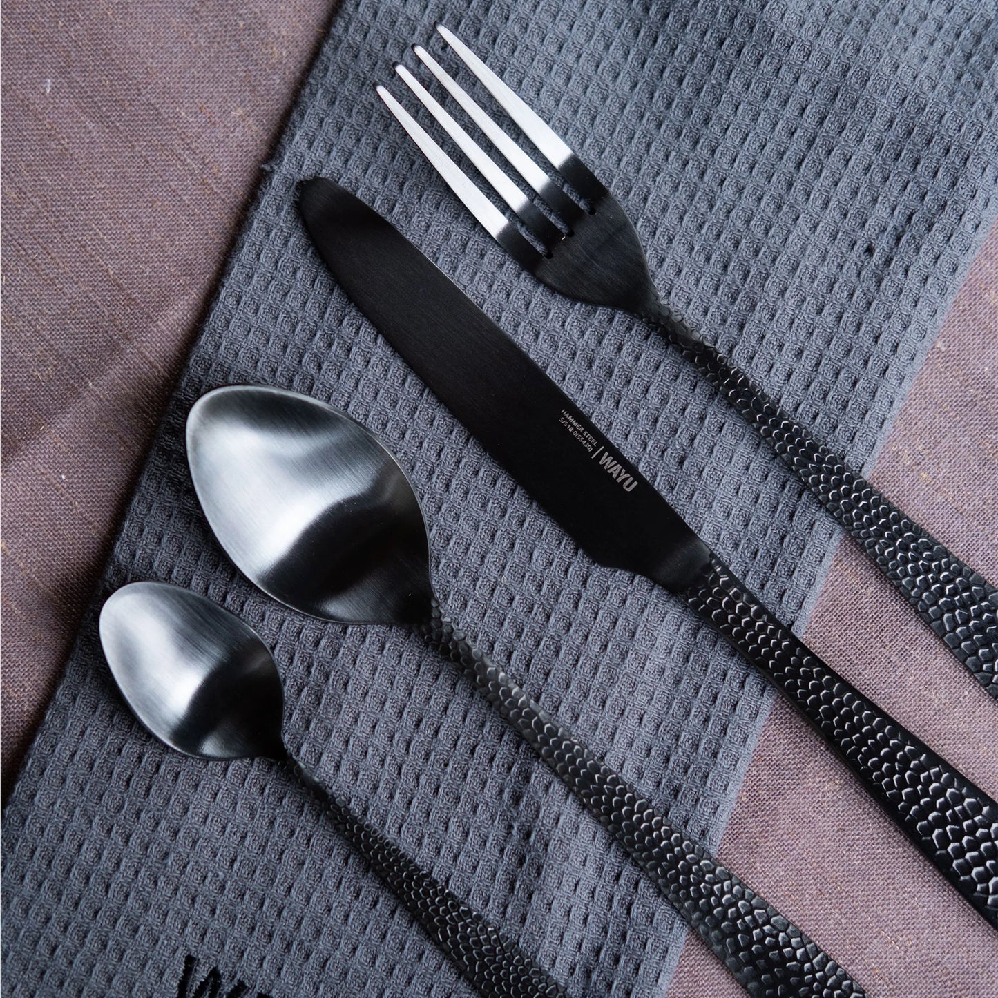 Set Cubiertos 16 pcs Hammer Acero Inox Negro Mate - Wayu